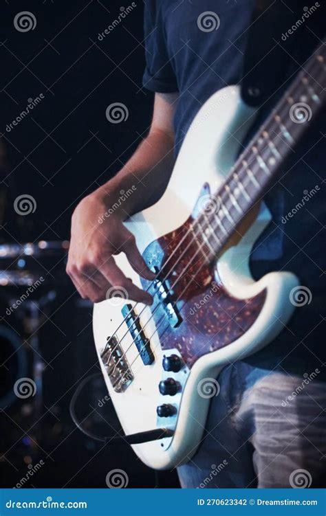 El Guitarrista Principal Captura Recortada De Un Guitarrista Masculino