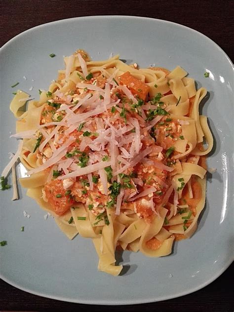 Bandnudeln an Paprika Rahm Soße mit Hüttenkäse von cschoenbrodt