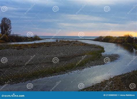 Le Fleuve Se Jette Dans La Mer Vue Sur Le Lit De La Rivi Re Mzymta Qui