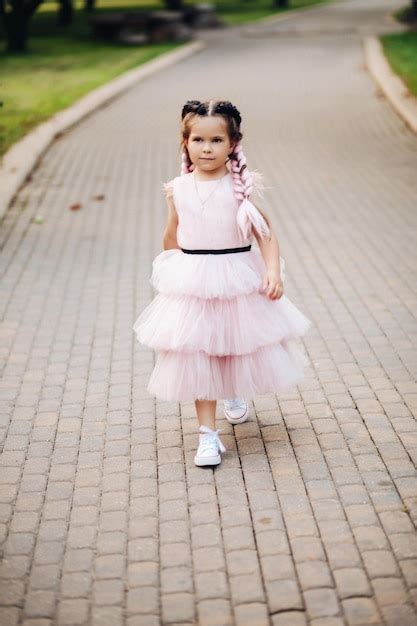 Jolie Petite Fille Marchant Dans Le Parc Photo Gratuite