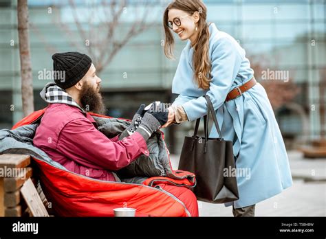 Mujer Sonriente Ayudando Mendigo Sin Hogar Dando Algunos Bebida Caliente Al Aire Libre Concepto