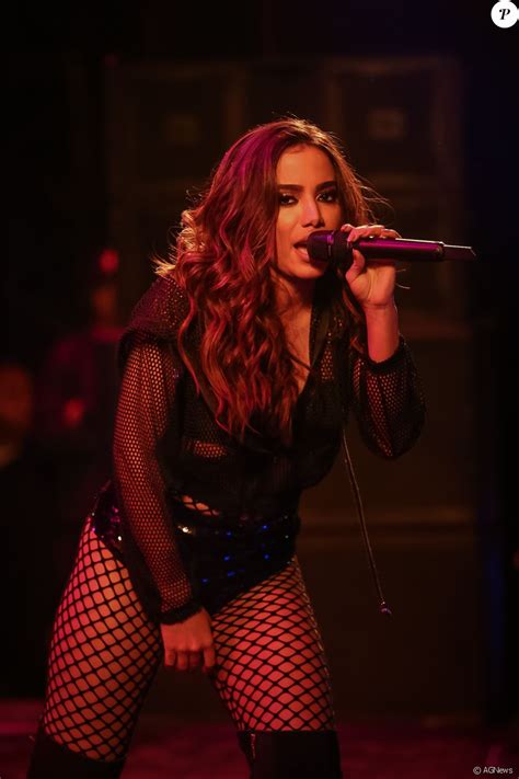 De meia arrastão hot pants Anitta completou o visual botas de cano alto Purepeople