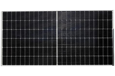 Painel de células solares gerando eletricidade no conceito de energia