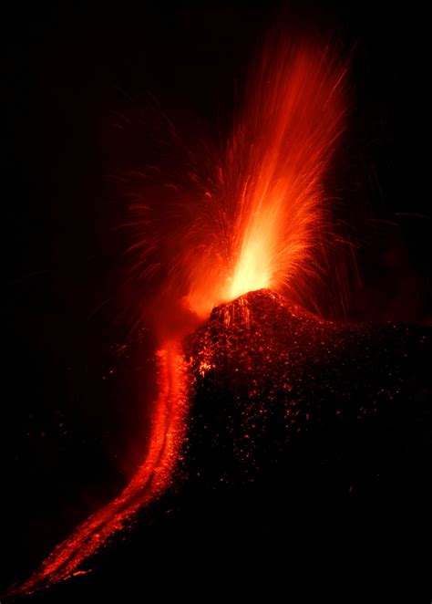 Mount Etna Erupts In Stunning Pyrotechnic Display Etna Southern