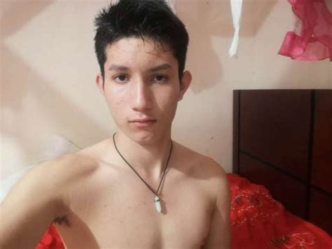 Hola soy adrian y busco sexo con mujeres tengo 18 años recien cumplidos