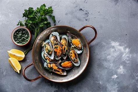 Cyril Lignac Partage Sa Recette Des Moules Au Bouillon Curry Rouge Et