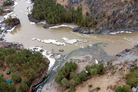 Vista de la aldea chemal río katun y río chemal república de altai