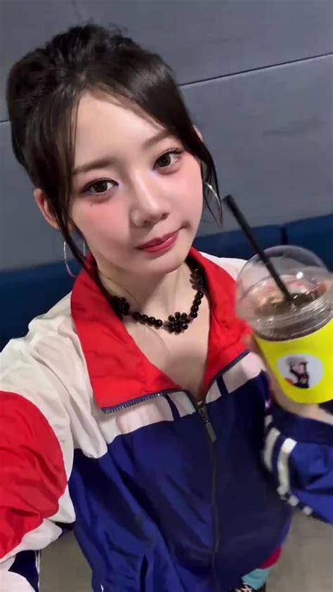 로라의 HOT SAUCE moments w 아사 Video in Hip hop girl style Korean hairstyle Hip