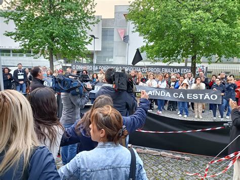 Mais De Uma Centena De Professores Em Manifesta O De Apoio A Colega Em