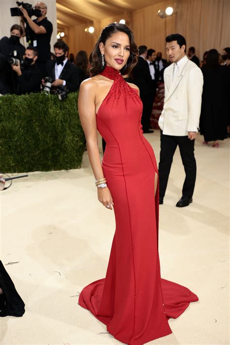 El Tributo A Hollywood De Eiza González En El Met Gala Glamour