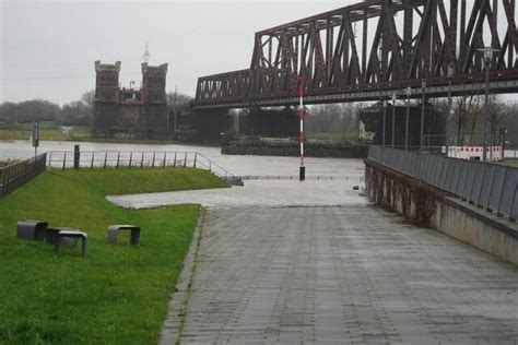 Hochwasser am Rhein - Duisburg