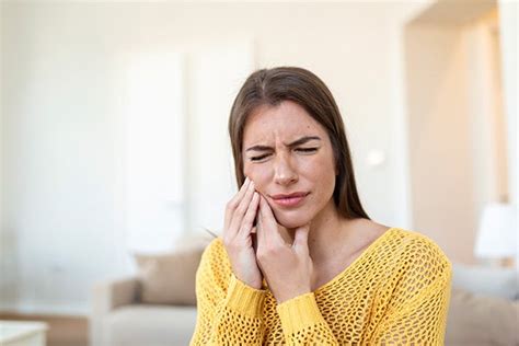 Apretar y rechinar los dientes Síntomas del bruxismo