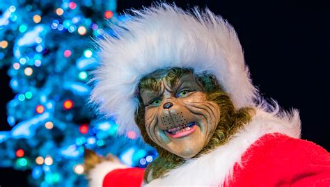 Mario Lopez Joins the Grinch to Celebrate Grinchmas at Universal ...