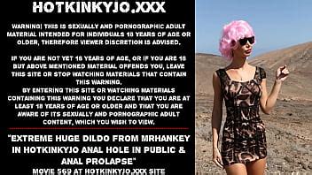 Consolador enorme extremo de mrhankey en Hotkinkyjo agujero anal en público y prolapso anal