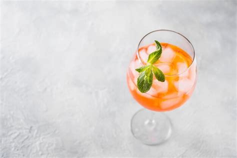 Cocktail Italiano Clássico Do Spritz Do Aperol Na Luz Foto Premium