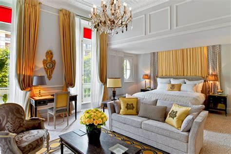 Suite De Lhôtel Plaza Athénée Paris