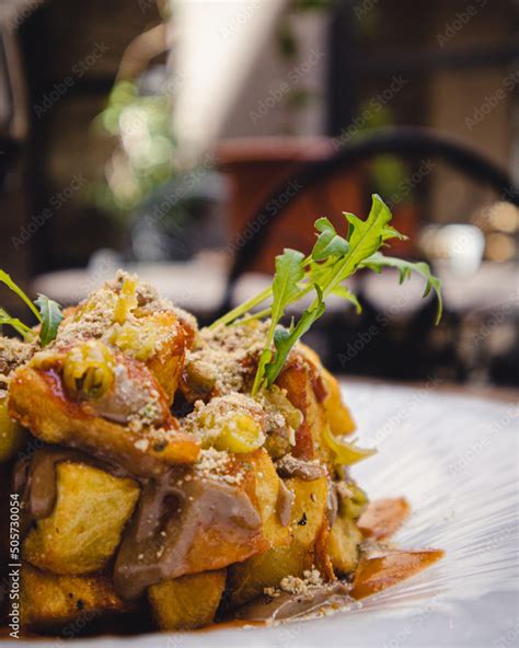 Patatas bravas al estilo del chef tapa española típica de tipo gourmet