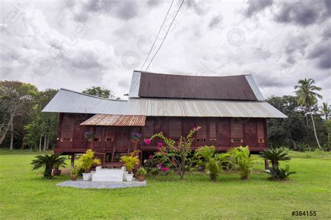 Une Maison De Village Traditionnelle En Malaysia Stock Photo 384155