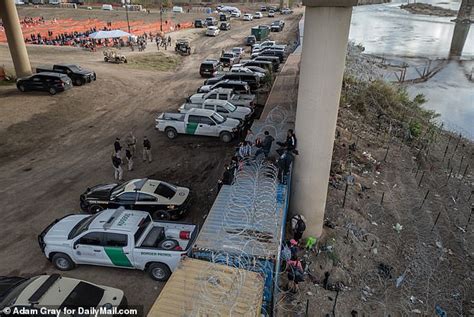 Border Patrol Apprehends A Staggering 19 400 Migrants In Lukeville In