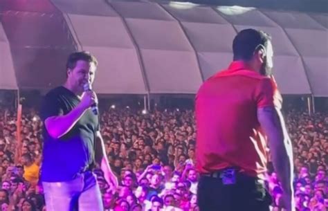 GUSTTAVO LIMA E EDUARDO COSTA SE ABRAÇAM EM PALCO E CELEBRAM A PARCERIA