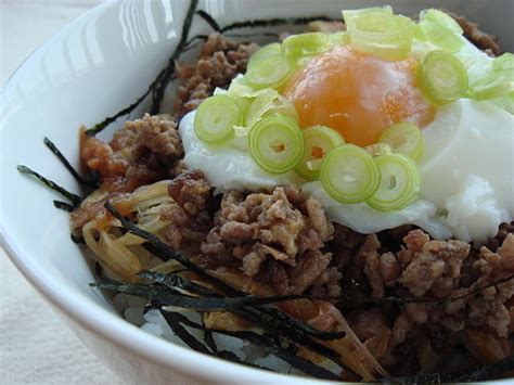 さっぱり梅の肉味噌丼 クラシル レシピや暮らしのアイデアをご紹介