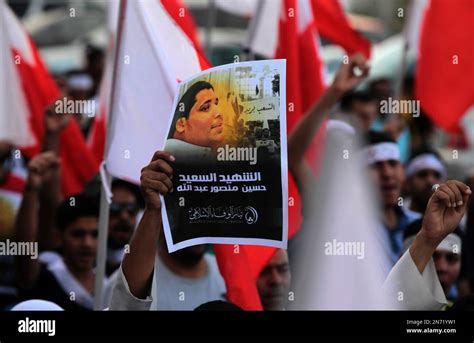 Bahraini Mourners Shout Anti Government Slogans While Carrying National