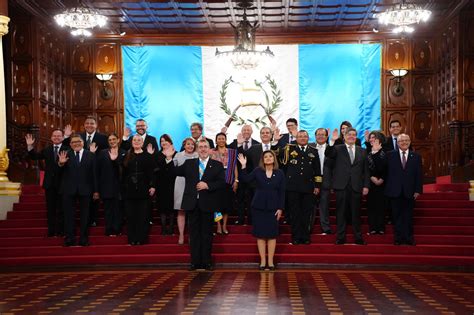 Guatemala Arévalo juramentó a los nuevos ministros y se reunió con