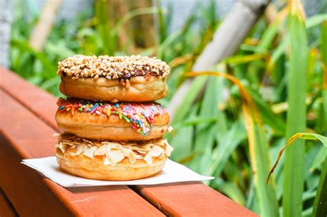 Tres Donas En Una Mesa De Fondo Verde Foto Premium