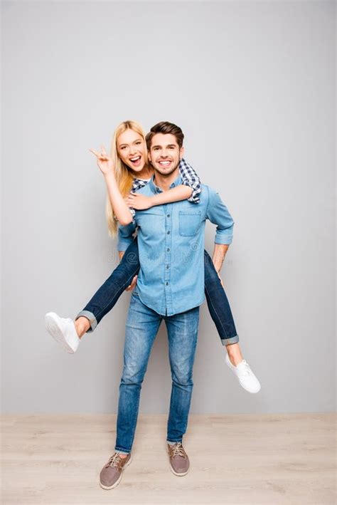 Feliz Hombre Alegre Llevando A Su Sonriente Novia En La Espalda Foto De