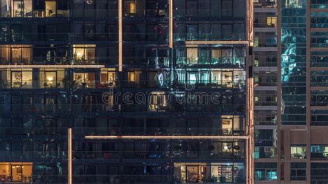 Luces En Ventanas De Edificio Moderno De Varias Plantas En El Entorno