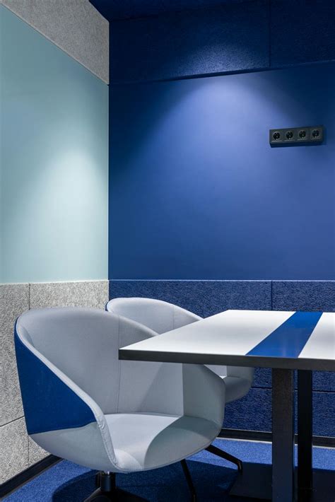 Conference room with blue seats · Free Stock Photo