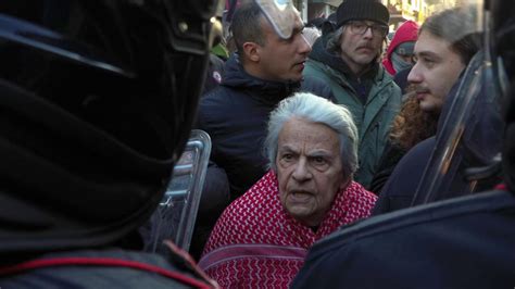 Milano Il Carabiniere Al Corteo Pro Palestina Mattarella Non Il