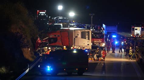 Unfall Auf A17 Lastwagen Rast Ungebremst In Stauende 16 Verletzte