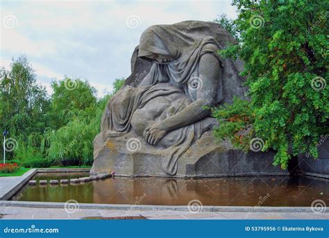 Estatua De La Madre Que Se Aflige Foto De Archivo Imagen De Héroes