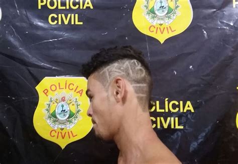 Homem faz corte de cabelo nome de facção e é preso moto roubada