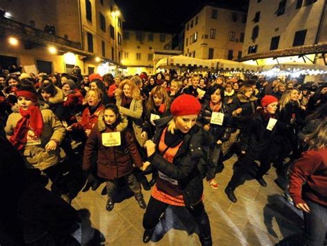 Balli E Canti Sulla Sala Contro La Violenza Alle Donne Il Tirreno