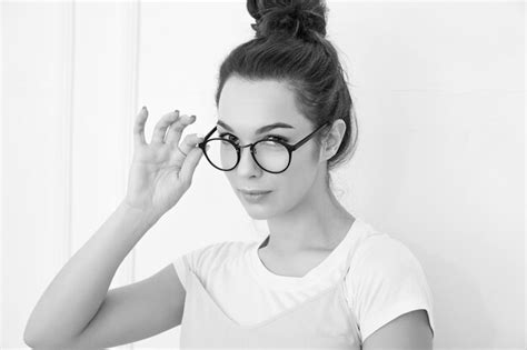 Retrato do modelo de menina jovem morena linda maquiagem nude em roupas de verão colorido