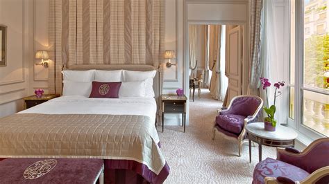 Hôtel Plaza Athénée — Hotel Review | Condé Nast Traveler