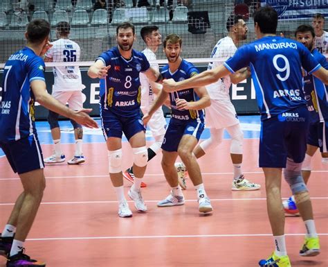 Zmir Derbisinde Arkas Spor Son Sette G Ld Voleybolunsesi