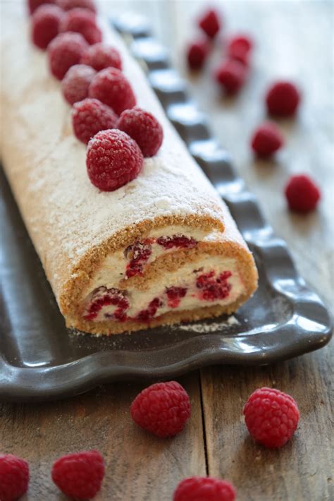 Gâteau roulé aux épices chantilly légère vanillée et framboises On