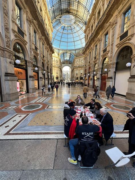 Pranzo Di Natale Per I Senzatetto Tra Le Vetrine Scintillanti Della