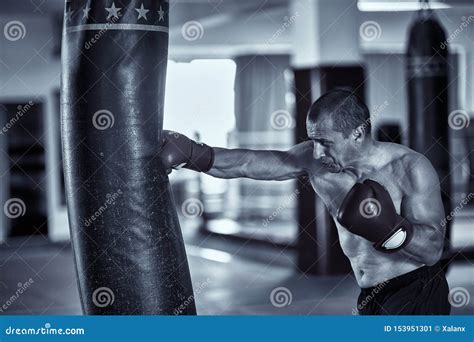 Muay Thai Fighter Trabalhando Saco Pesado Imagem De Stock Imagem