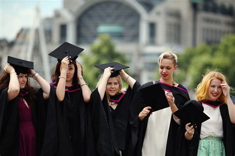 15 Graduation Cap Hairstyles That Will Look Perfect In Those Graduation ...