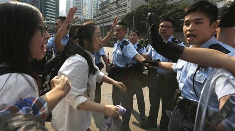 Polic A De Hong Kong Retir Las Barricadas De Los Manifestantes Mundo