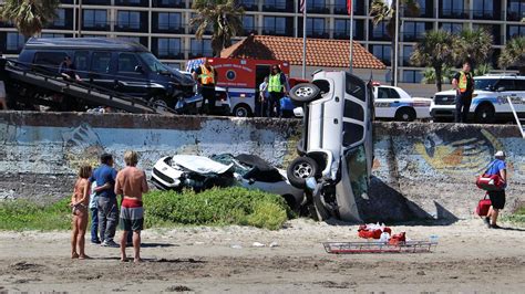 Suspected Drunk Driver Sends Cars Sprawling Over Seawall Abc13 Houston