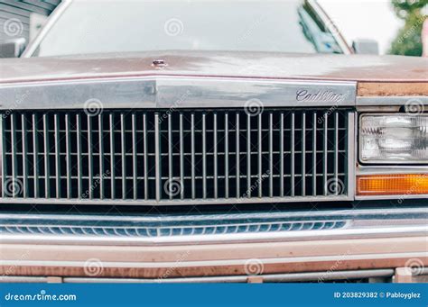 Frente De Um Carro Cadillac Seville Em 1975 Nas Ruas De Zaanse Schans