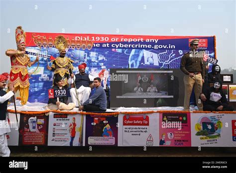 GURUGRAM INDE JANVIER 26 Un Tableau De La Cyberpolice Lors De La