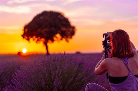 Una Mujer Fotograf As Al Atardecer En Un Campo De Lavanda Brihuega