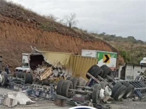 Volcadura de tráiler bloquea autopista Guadalajara Colima cerca de Acatlán