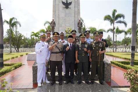 Sekretaris Daerah Provinsi Lampung Pimpin Upacara Ziarah Dan Tabur